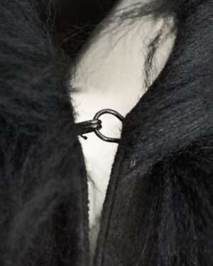 Czarna etola z futrzanym kołnierzem, zapinany na metalowy zamek, idealny na zimowe dni