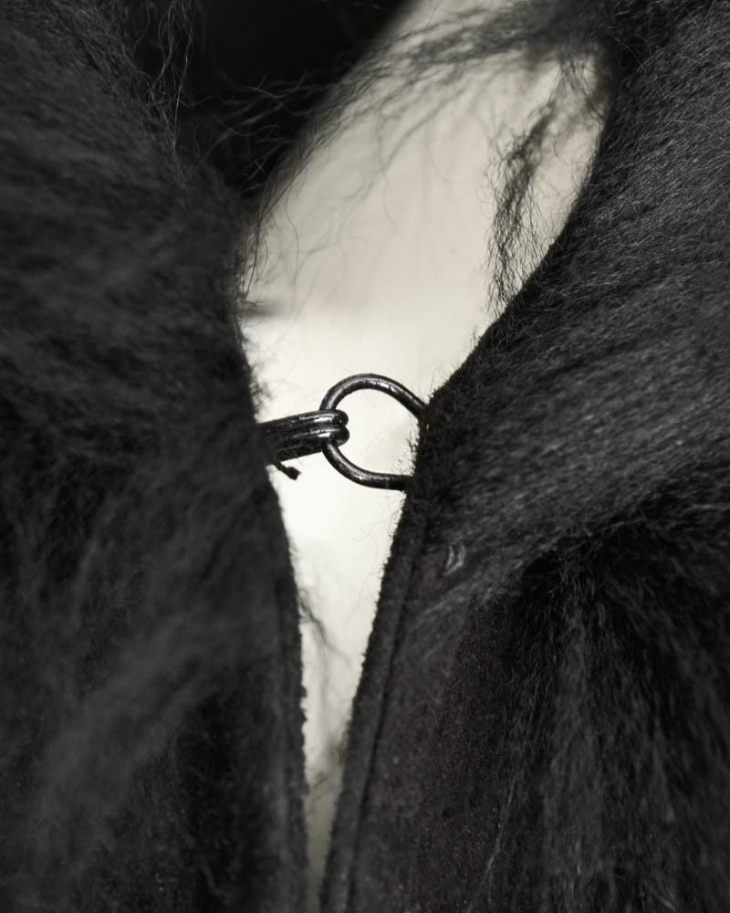 Czarna etola z futrzanym kołnierzem, zapinany na metalowy zamek, idealny na zimowe dni