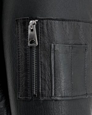 Kożuch męski czarny z zamkiem błyskawicznym i kieszenią na rękawie