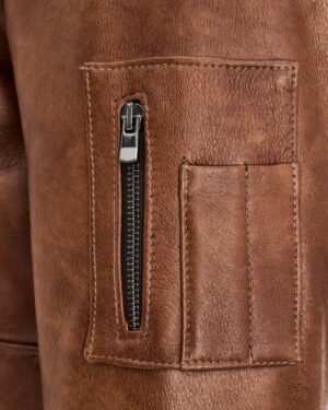 Kożuch męski w brązowym kolorze z kieszenią na zamek i dodatkową kieszonką na rękawie