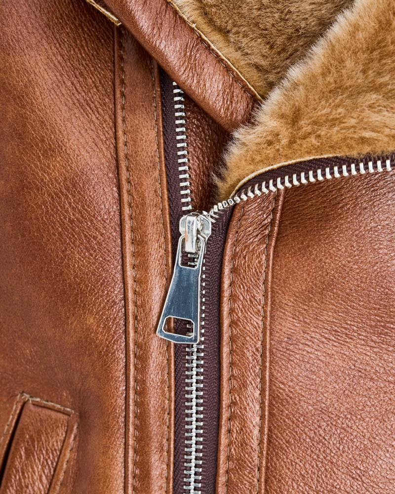 Kożuch męski w kolorze camel z futrzanym kołnierzem i metalowym zamkiem błyskawicznym