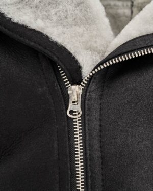 Czarny kożuch męski z miękkim futrem w środku, z metalowym zamkiem i eleganckim kołnierzem