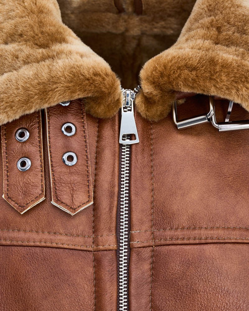 Kożuch męski w brązowym kolorze z futrzanym kołnierzem i metalowym zamkiem błyskawicznym