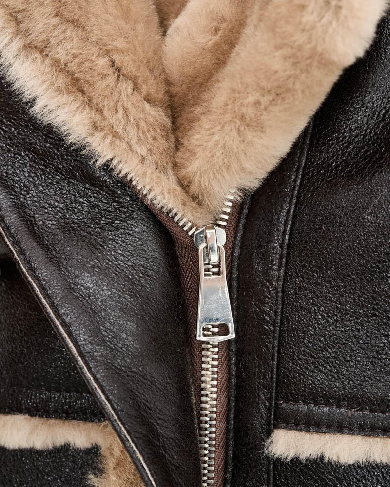 Kożuch damski z miękkim futrem wewnętrznym, z zamkiem błyskawicznym i kieszeniami na przodzie