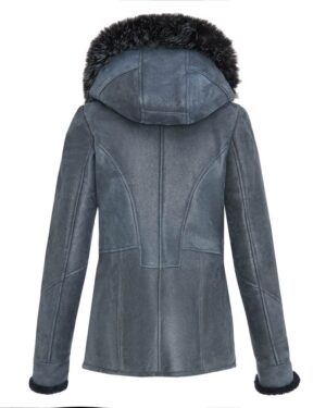 Kożuch damski w szarym kolorze z kapturem i futrzanym wykończeniem na kołnierzu