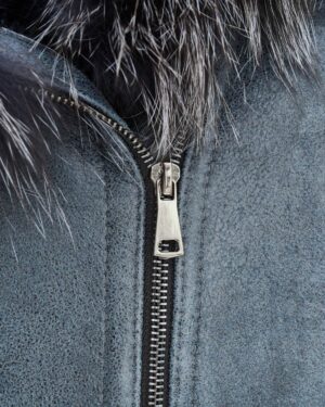 Kożuch damski w kolorze szarym z futrzanym kołnierzem i metalowym zamkiem błyskawicznym