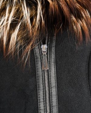 Czarny kożuch damski z futrzanym kołnierzem i metalowym zamkiem błyskawicznym