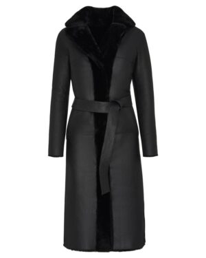 Czarny kożuch damski z szerokim kołnierzem, paskiem w talii i eleganckim wykończeniem wewnętrznym