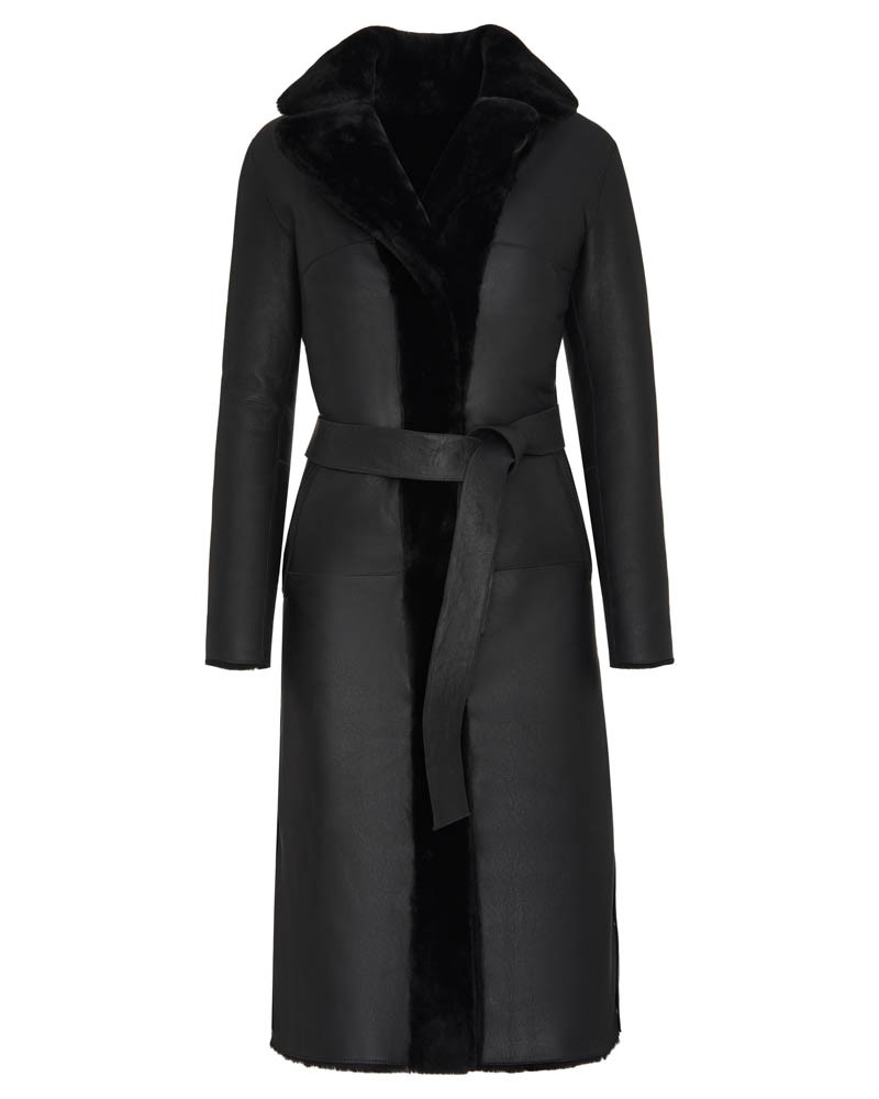 Czarny kożuch damski z szerokim kołnierzem, paskiem w talii i eleganckim wykończeniem wewnętrznym