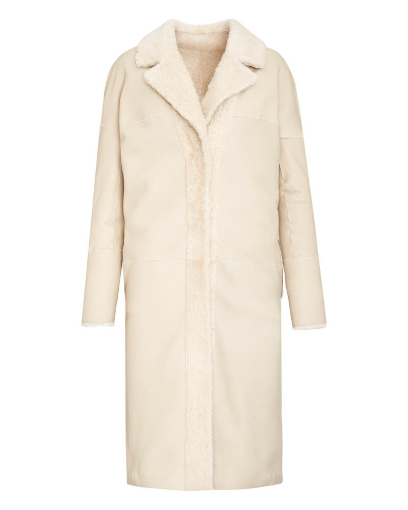 Kożuch damski w jasnym kolorze z miękkim futrzanym kołnierzem i prostym krojem, idealny na zimowe dni