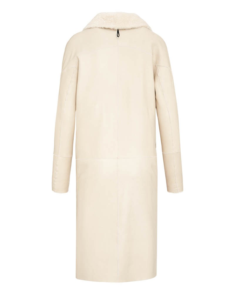 Kożuch damski w kolorze jasnym z kołnierzem z futra i prostym krojem, idealny na zimowe dni