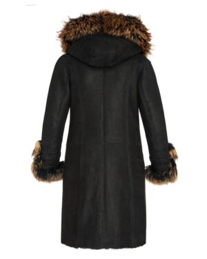 Czarny kożuch damski z kapturem i futrzanym wykończeniem na rękawach oraz kołnierzu