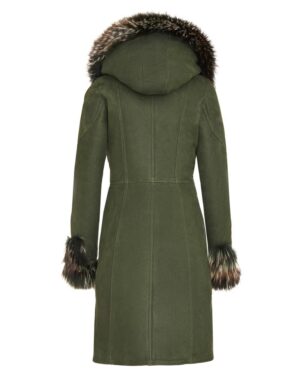 Kożuch damski w kolorze oliwkowym z kapturem i futrzanym wykończeniem rękawów