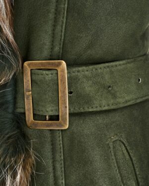 Kożuch damski w kolorze oliwkowym z szerokim paskiem i metalową klamrą, elegancki krój na zimę