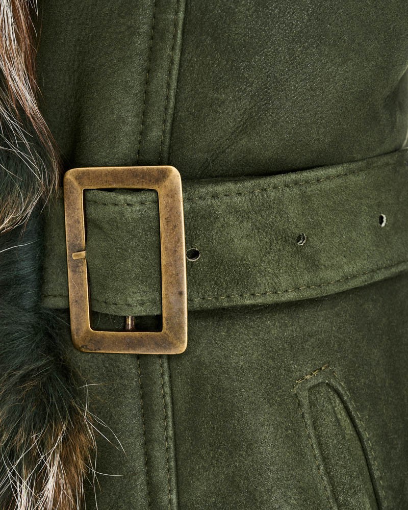 Kożuch damski w kolorze oliwkowym z szerokim paskiem i metalową klamrą, elegancki krój na zimę