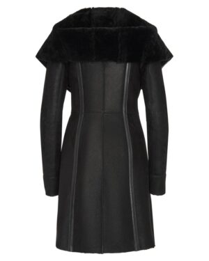 Czarny kożuch damski z szerokim futrzanym kołnierzem i dopasowanym krojem, idealny na zimowe dni