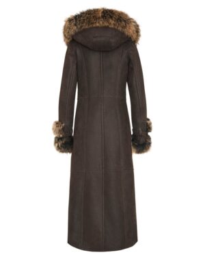 Długi kożuch damski w brązowym kolorze z futrzanym kapturem i mankietami, idealny na zimowe dni