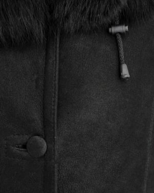 Czarny kożuch damski z futrzanym kołnierzem, zapinany na guziki z regulowanym ściągaczem w talii