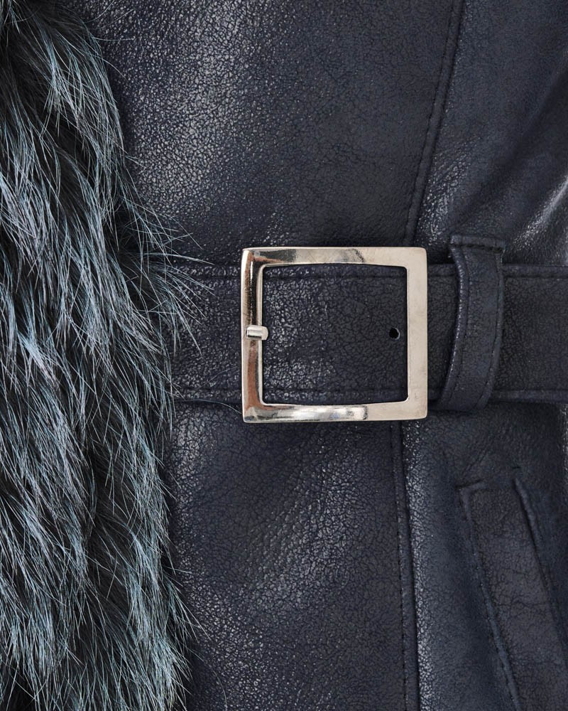 Ciemnoniebieski kożuch damski z futrzanym wykończeniem i srebrnym paskiem w talii