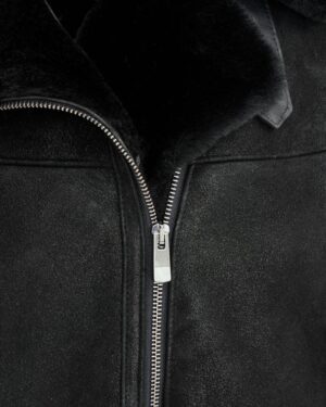 Kożuch damski z futrzanym kołnierzem i zamkiem błyskawicznym z przodu