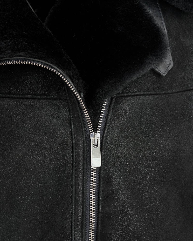 Kożuch damski z futrzanym kołnierzem i zamkiem błyskawicznym z przodu