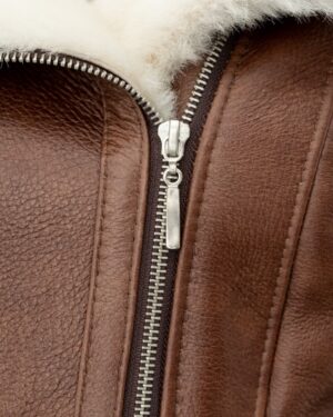 Kożuch damski z futrzanym kołnierzem i metalowym zamkiem błyskawicznym