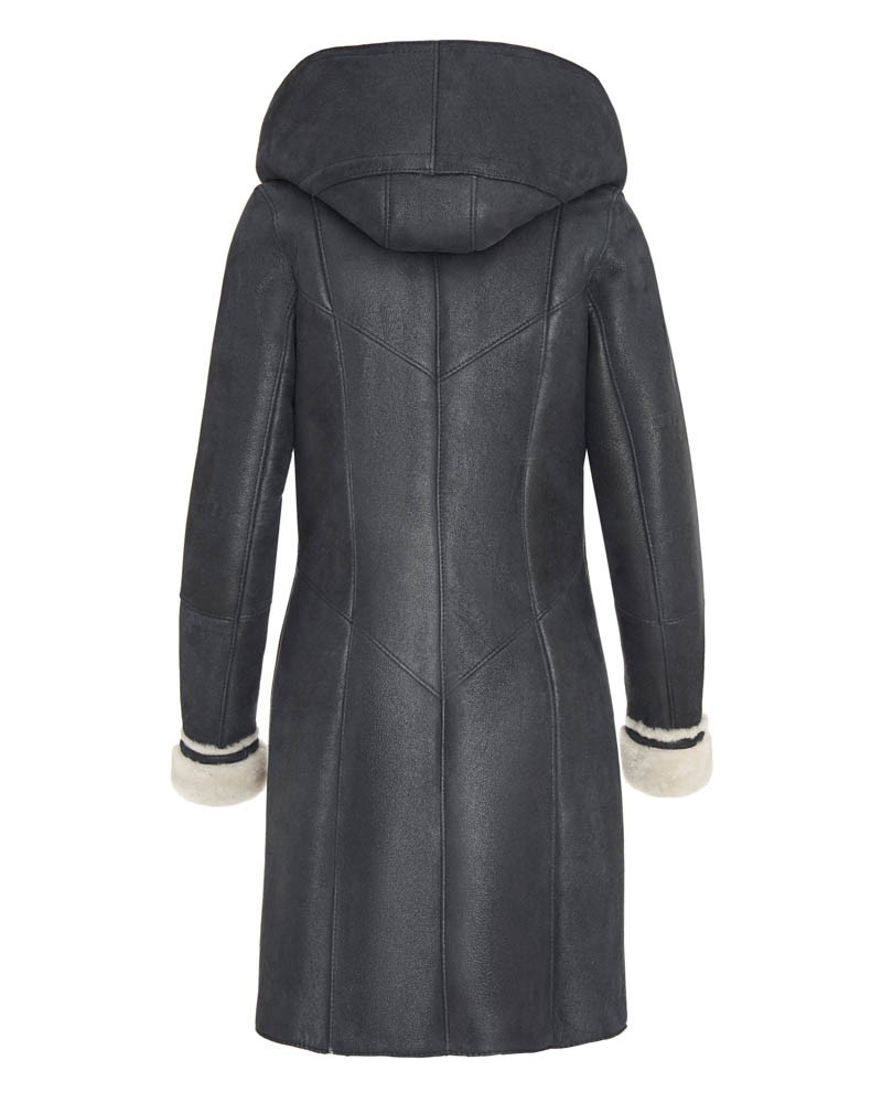 Popielaty kożuch damski z kapturem i futrzanym wykończeniem rękawów, elegancki krój z detalami szwów