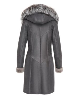 Szary kożuch damski z kapturem i futrzanym wykończeniem, elegancki krój z delikatnymi detalami