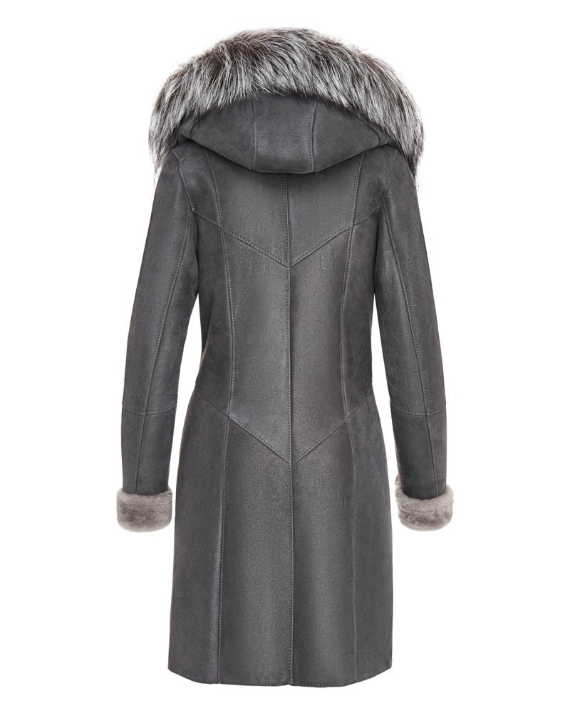 Szary kożuch damski z kapturem i futrzanym wykończeniem, elegancki krój z delikatnymi detalami