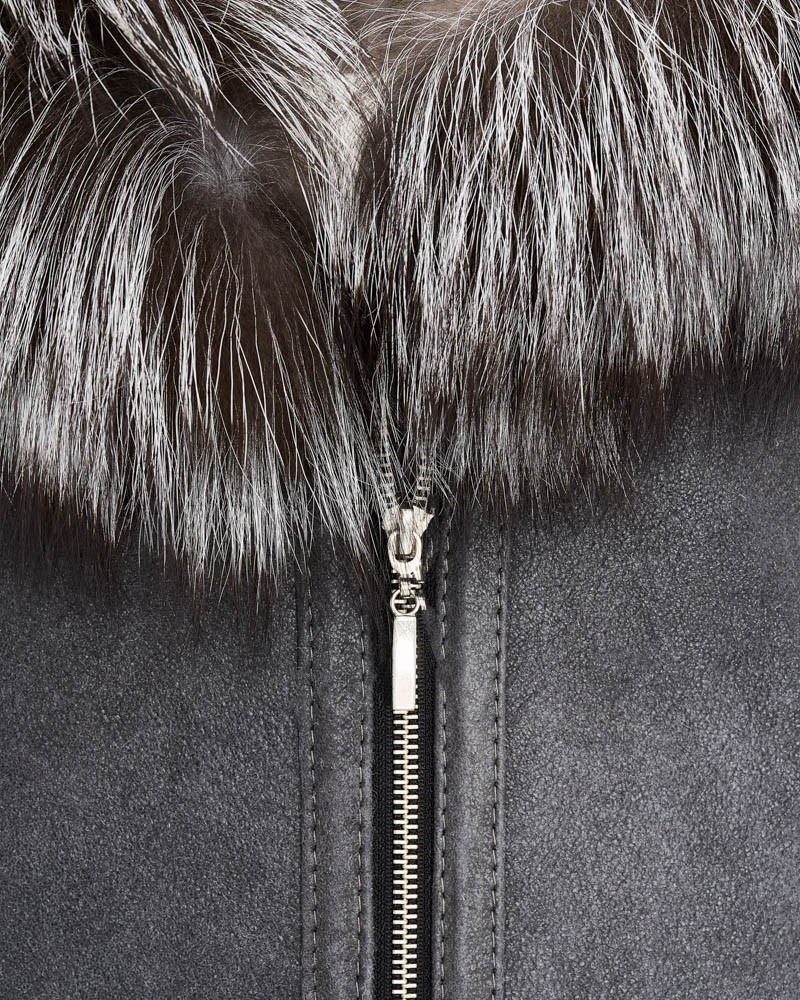 Kożuch damski w kolorze szarym z futrzanym kołnierzem i metalowym zamkiem błyskawicznym