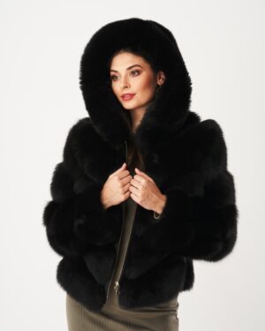 Futro naturalne w kolorze czarnym z dużym kapturem i zapięciem na zamek, idealne na zimowe dni