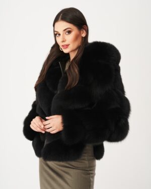 Futro naturalne w kolorze czarnym, z obszernym kołnierzem i puszystymi rękawami, idealne na zimowe dni