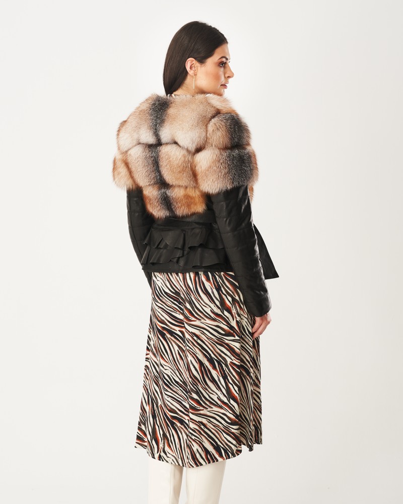 Kurtka skórzana damska z futrem w odcieniach brązu, z falbanami na dolnej krawędzi, idealna na zimowe dni