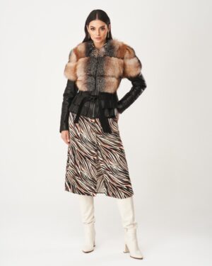 Futro naturalne z brązowym futrzanym kołnierzem i czarną skórzaną bazą, z paskiem w talii i eleganckim krojem