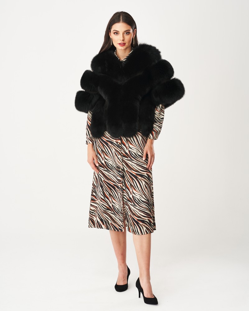 futro naturalne w czarnym kolorze z szerokim kołnierzem i falbaniastym wykończeniem