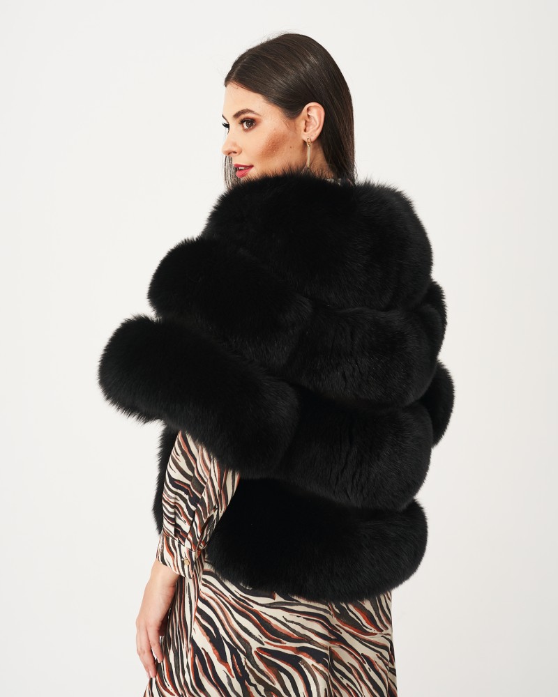 Futro naturalne w kolorze czarnym, o eleganckim kroju, z bufiastymi rękawami i miękkim wykończeniem