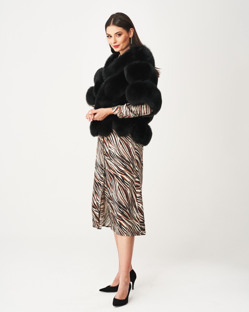 Futro naturalne w kolorze czarnym, z szerokim kołnierzem i puszystymi detalami, idealne na zimowe dni