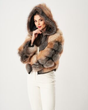 Futro naturalne z kapturem w odcieniach brązu i beżu, z eleganckim wykończeniem i modnym krojem