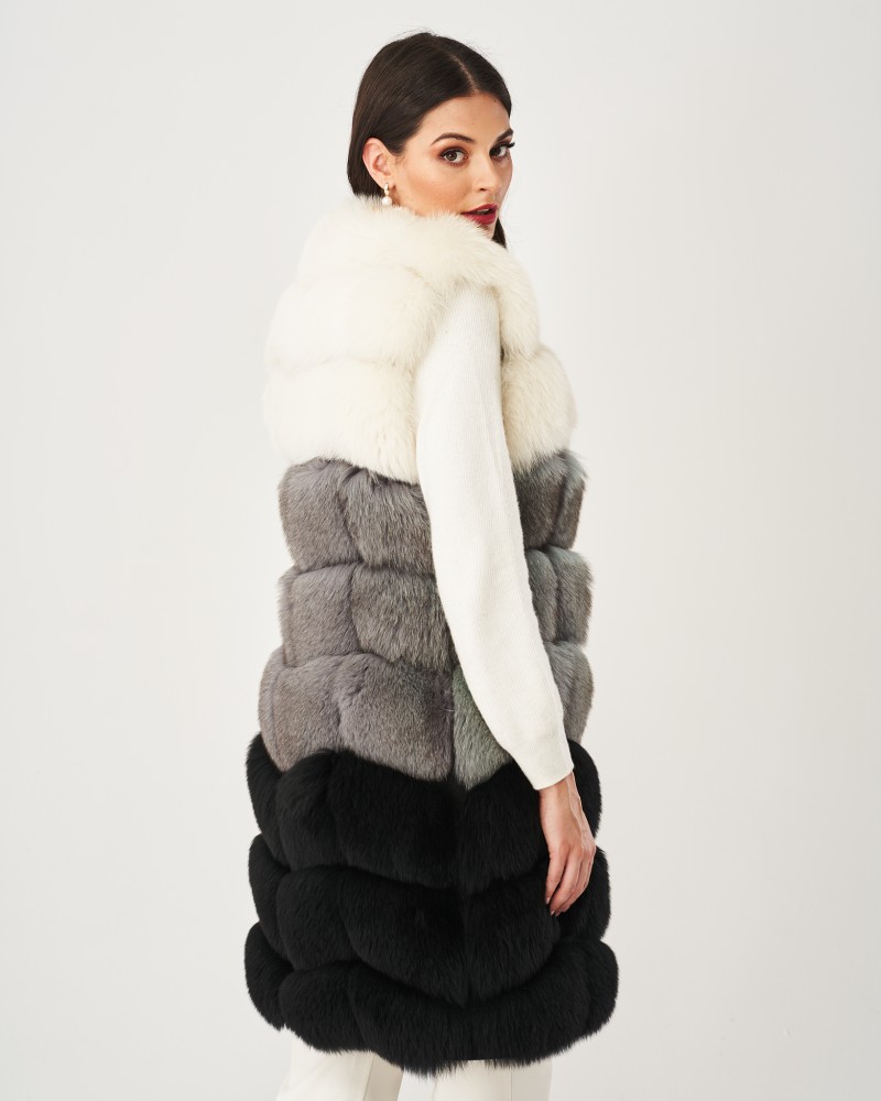 Kamizelka futrzana w odcieniach bieli, szarości i czerni z futrzanym kołnierzem i modnym krojem