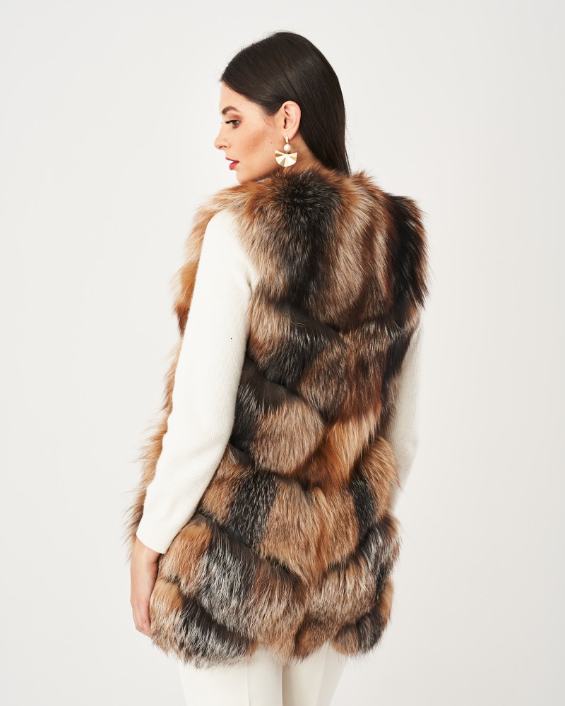 Kamizelka futrzana w odcieniach brązu z puszystym futrem, bez rękawów, z eleganckim wykończeniem
