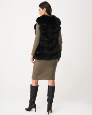 Czarna kamizelka skórzana z futra, z szerokim kołnierzem i pikowanym wzorem, idealna na zimowe dni