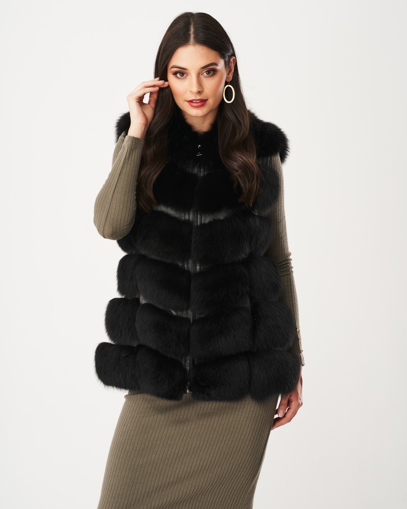 Czarna kamizelka skórzana z futrem, z wysokim kołnierzem i zapięciem na zamek, idealna na zimowe dni