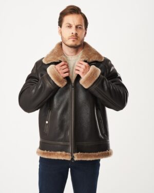 Męski kożuch w kolorze ciemnego brązu z futrzanym kołnierzem i mankietami, zapinany na zamek