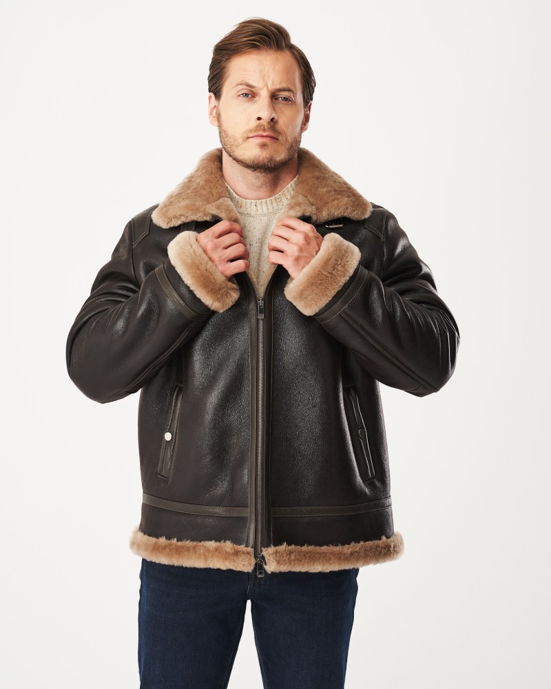 Męski kożuch w kolorze ciemnego brązu z futrzanym kołnierzem i mankietami, zapinany na zamek