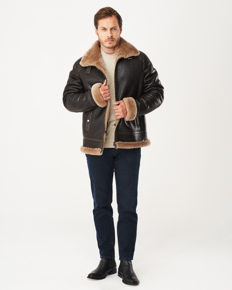 brązowy kożuch męski z brązowym futrem, klasyczny krój, z dużym kołnierzem i zamkiem błyskawicznym