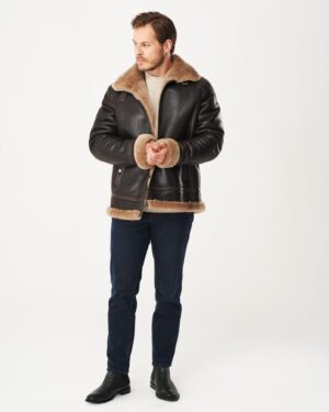 kożuch męski w kolorze czarnym z beżowym futrem, z kołnierzem i zapięciem na zamek