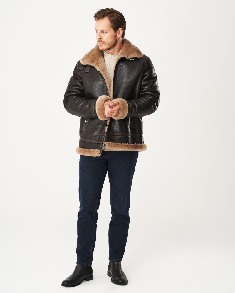 kożuch męski w kolorze czarnym z beżowym futrem, z kołnierzem i zapięciem na zamek