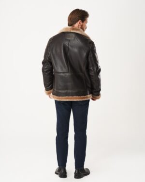 Ciemny kożuch męski z futrzanym kołnierzem i mankietami, idealny na zimowe dni