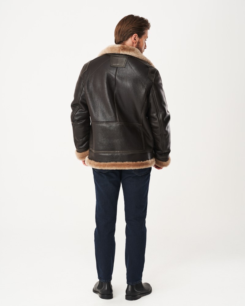 Ciemny kożuch męski z futrzanym kołnierzem i mankietami, idealny na zimowe dni