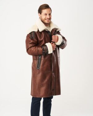 Męski kożuch w brązowym kolorze, z futrzanym kołnierzem i zapięciem na guziki